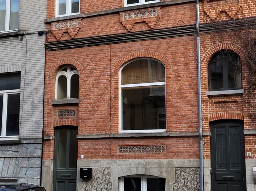 Bent u op zoek naar een prachtige stadswoning in het hart van Gent? Dan is deze rijwoning zeker iets voor u! De woning heeft een EPC-waarde van 244 en