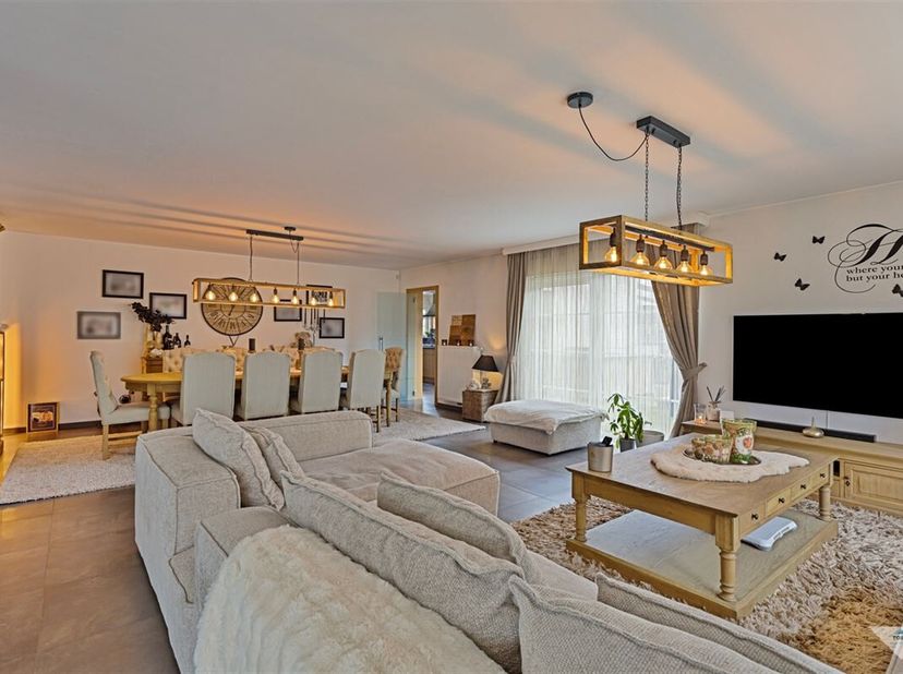 Exclusieve en lichtrijke villa met een prachtig interieur, dit in combinatie met het gebruik van hoogwaardige materialen. Deze luxe-woning is gelegen