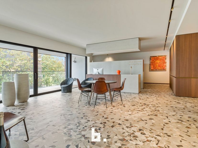Dit unieke en bijzonder stijlvol ingerichte appartement met een opvallend design is perfect gelegen aan de rand van de stad. Het bijzonder ruime terra