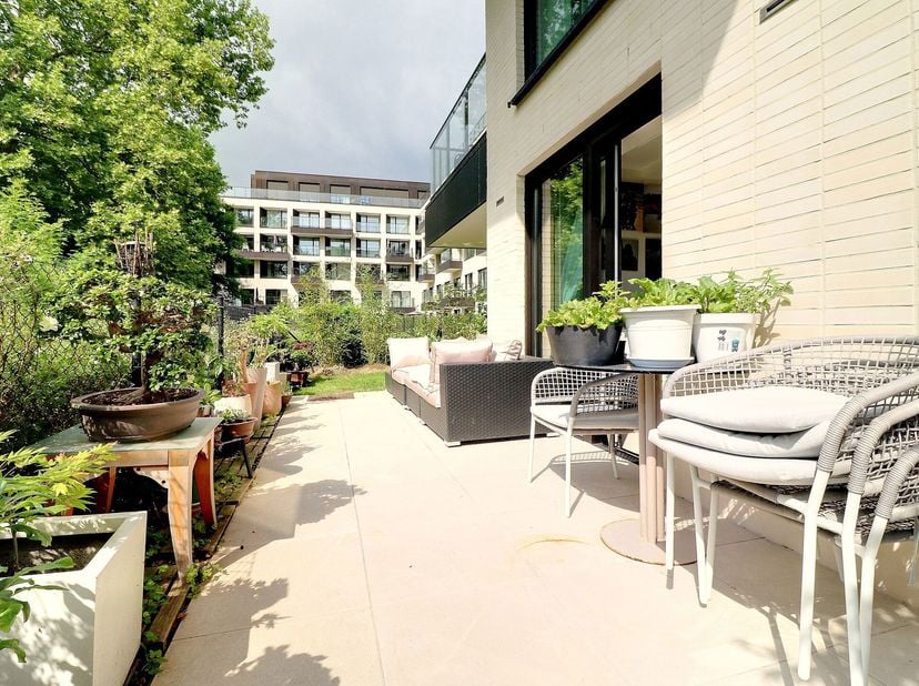 Superbe appartement MEUBLE de ± 85 m²&lt;br /&gt;
- un hall d&#039;entrée avec placards ±9.2 m²&lt;br /&gt;
- un living en plancher de ± 35.7 m² avec une cuisine ouver