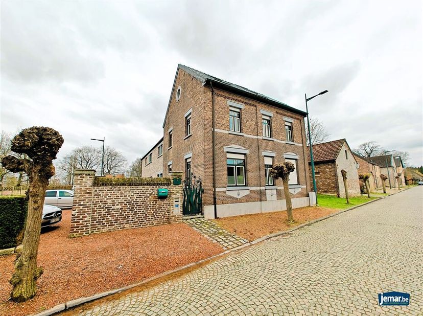 In het idyllische Maasdorp Vucht, een deelgemeente van Maasmechelen, vind je dit unieke appartement van maar liefst 190m², gelegen op de eerste verdie