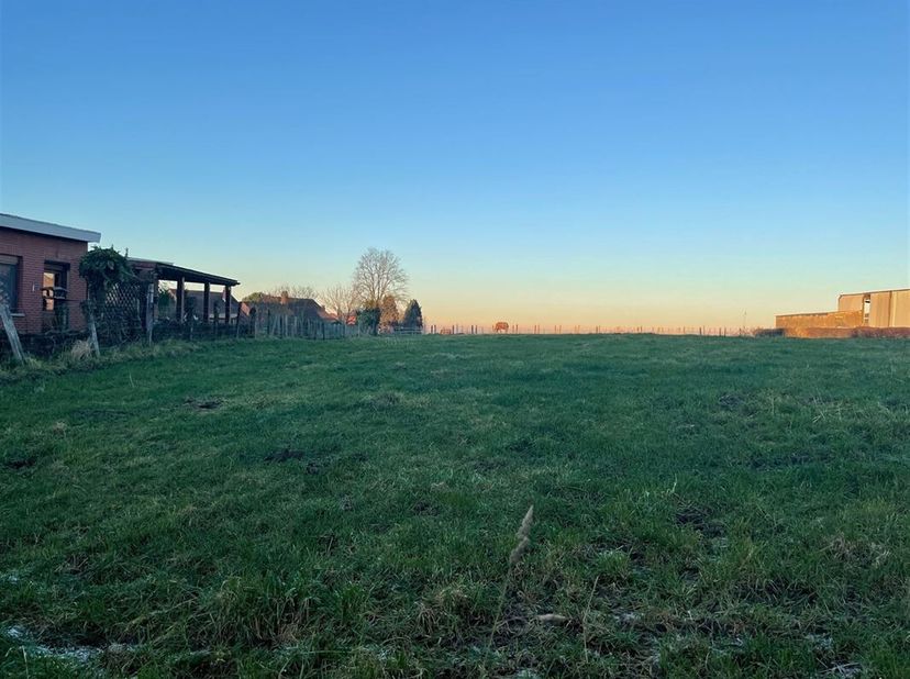 De knappe bouwgrond van 17,45 meter breed en ongeveer 85 meter diep is ideaal gelegen te Attenhoven, op een boogscheut van het centrum en station van
