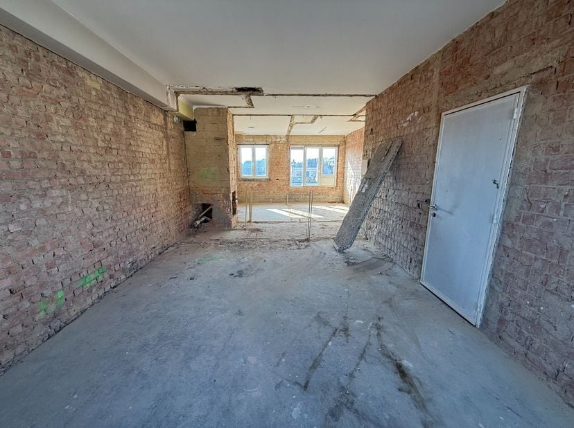 Ben je op zoek naar een renovatieproject met mogelijkheden? Dit 1-slaapkamer appartement, gelegen op de bovenste verdieping, biedt een unieke kans om