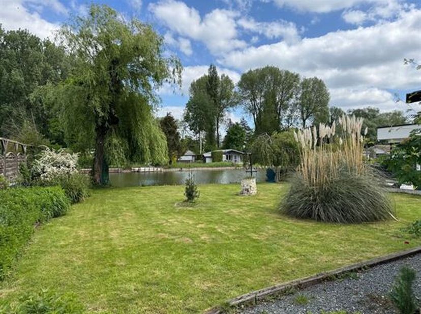 CHARMANT VAKANTIEVERBLIJF MET AANGENAME TUIN EN ZICHT OP VIJVER VAN DOMEIN &quot;DE WALSINGEN&quot;.&lt;br /&gt;
 Het zomerhuisje is rustig gelegen omgeven door groen