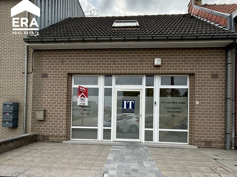 Kantoorruimte met parkeerplaats te MoorsledeDeze kantoorruimte van 137m² biedt heel wat mogelijkheden. Het kantoor is lichtrijk door gebruik van koepe