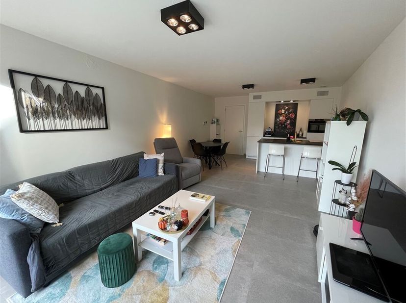 Dit prachtige nieuwbouw appartement met 1 slaapkamer, terras, tuintje en parking is gelegen in een knap, kleinschalig project van 6 appartementen in B