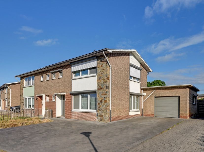 Welkom in dit ruim, instapklaar huis gelegen in een autoluwe, kindvriendelijke buurt.&lt;br /&gt;
Het huis heeft op het gelijkvloers een mooie leefruimte, e