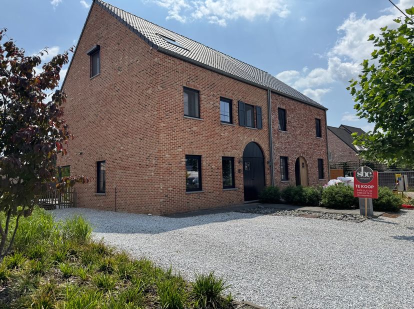 Duurzame halfopen gezinswoning, gunstig gelegen te Stal (Koersel), op een perceel van 5a 50ca&lt;br /&gt;
&lt;br /&gt;
Dit volledig instapklaar huis is afgewerkt
