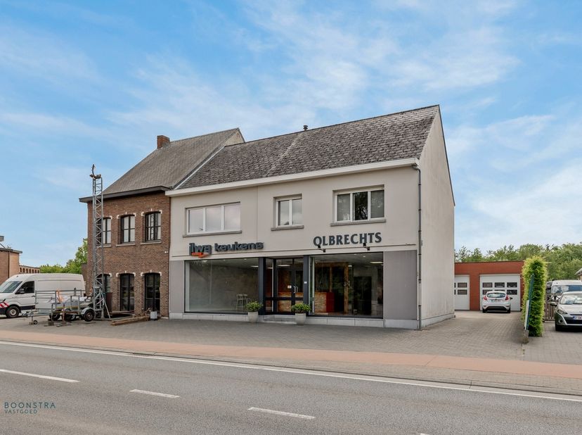 Op een uitstekende locatie te Sint-Katelijne-Waver bevindt zich dit handelsgelijkvloers met een schitterende visibiliteit en bovenliggende woonst. U g
