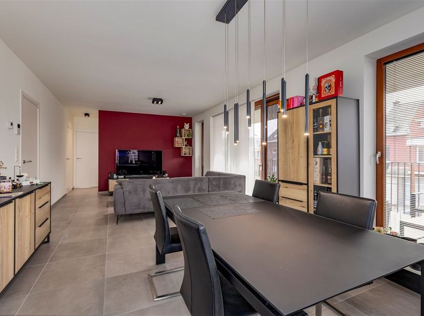 Dit nieuwbouwappartement (2022), bevindt zich op de voormalige historische site van Denayer in Willebroek, strategisch gelegen tussen Antwerpen en Bru