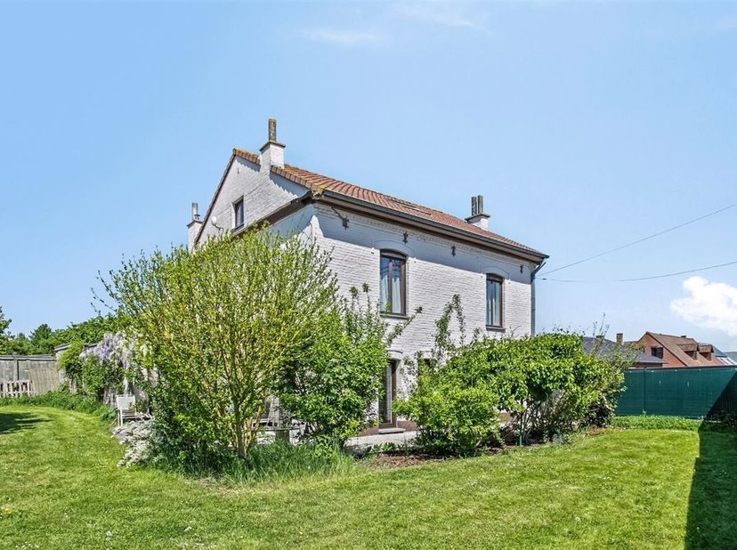 Idéalement située en bordure de frontière belgo-française  Maison 4 façades sur terrain de 1863m2&lt;br /&gt;
Lumineuse maison au milieu de son terrain,(con