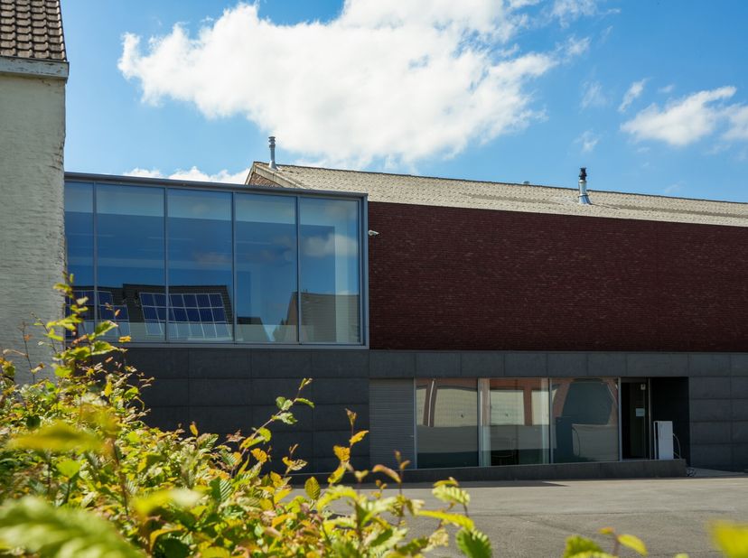 Multifunctioneel bedrijfsgebouw met toonzaal, atelier en kantoren  een ideale uitvalsbasis voor ondernemende professionals&lt;br /&gt;
Op een uitstekende lo