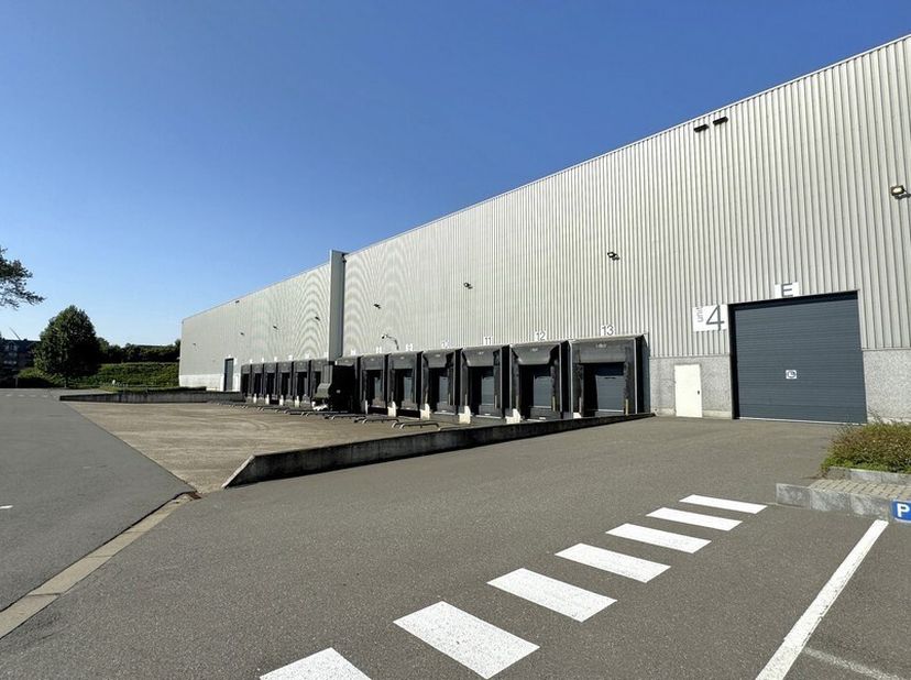 8.839m² entrepôt logistique avec 500m² de bureaux dans le centre de distribution logistique Canal Logistics Centre&lt;br /&gt;
Emplacement : à proximité du