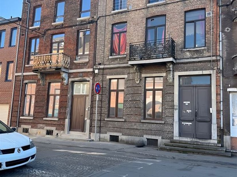 Charleroi, dicht bij alle voorzieningen - Mooi appartementsgebouw van +/- m² bestaande uit, op de begane grond, een appartement met 1 slaapkamer van +