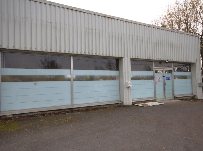 Votre agence de Mariembourg vous présente, dans le joli visage de Dailly, une partie de hangar de 63 m² à 220 euros/mois (électricité comprise dans le