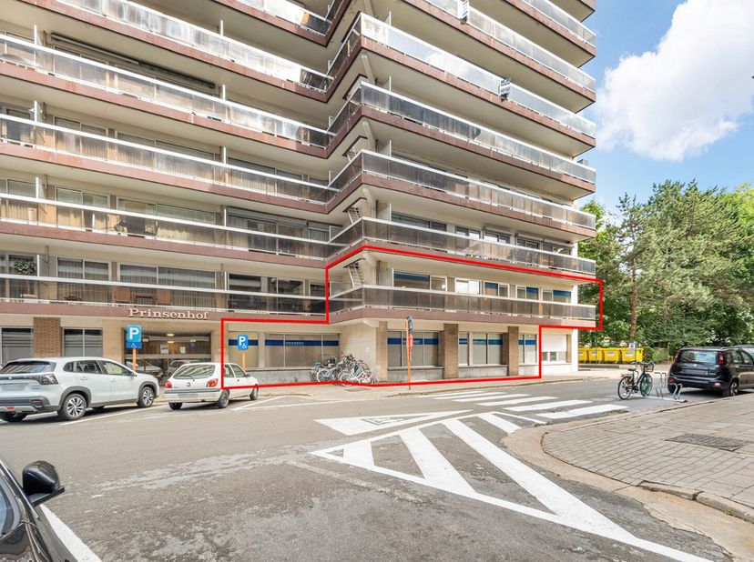 Instapklaar handels/kantoorruimte op een commerciële topligging in de gegeerde residentiele buurt Sint-Katarinawijk. Het pand is gelegen op 5 min wand