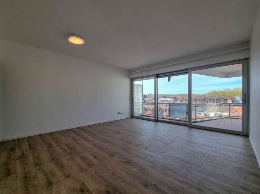 Aantrekkelijk eenkamerappartement met groot terras in het centrum van de stad.&lt;br /&gt;
Ingerichte keuken met gootsteen, kookplaat, koelkast met vriesvak