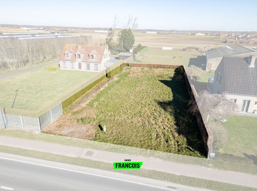 Dit perceel bouwgrond van 973 m², geschikt voor het bouwen van een vrijstaande woning, is gelegen op een vlot bereikbare locatie tussen Wingene en Zwe