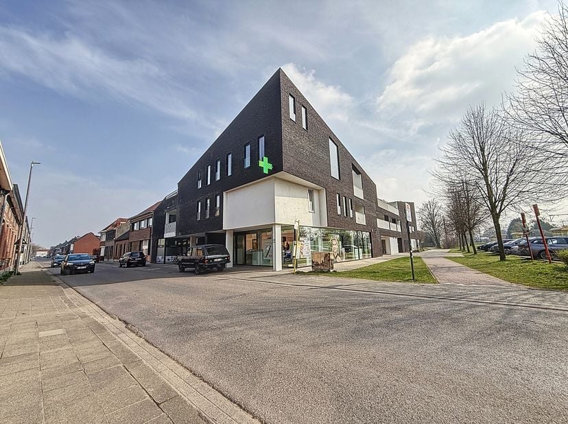 L&#039;appartement idéalement situé au deuxième étage près de la gare comprend un hall d&#039;entrée, des toilettes invités, un débarras, 3 chambres, une salle