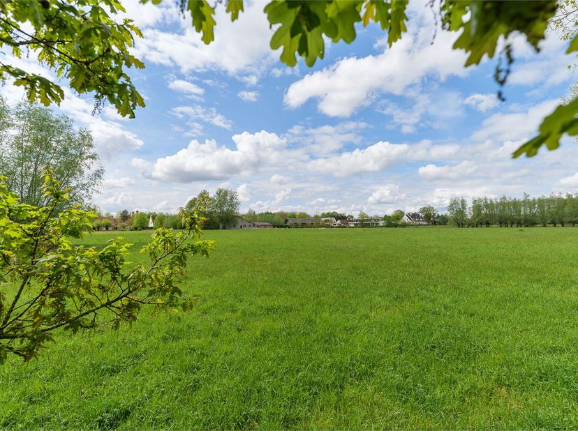 Deze bestaande hoeve met bijgebouwen en aanpalende percelen grond zijn gelegen in de groene meersen van Sint-Martens-Latem, een oase van rust en natuu