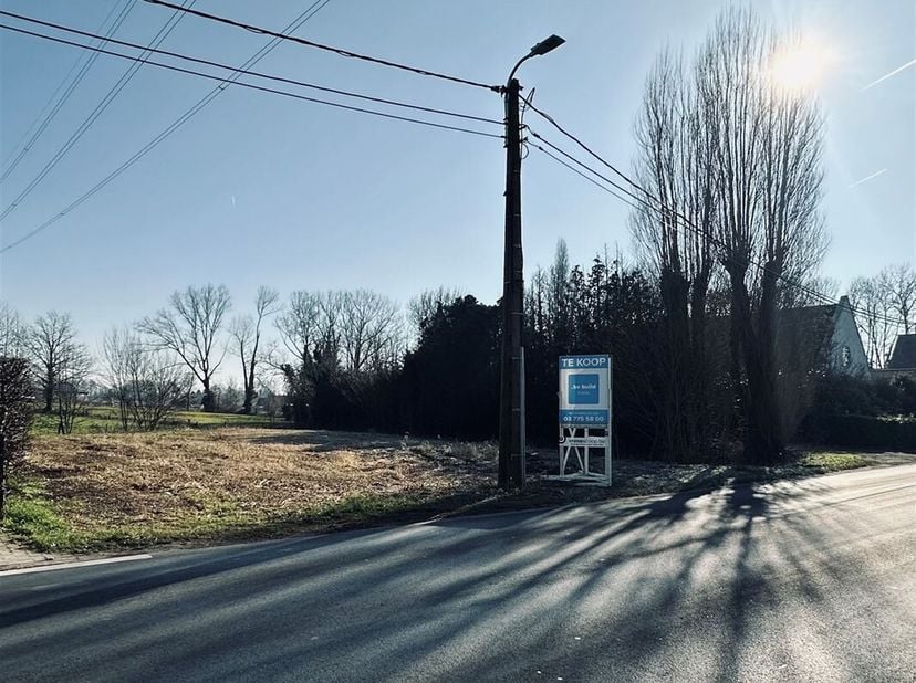 Centraal gelegen bouwgrond met prachtig uitzicht.&lt;br /&gt;
Deze bouwgrond is gelegen tussen de woningen met huisnummers 57 en 53.&lt;br /&gt;
De grond zelf is