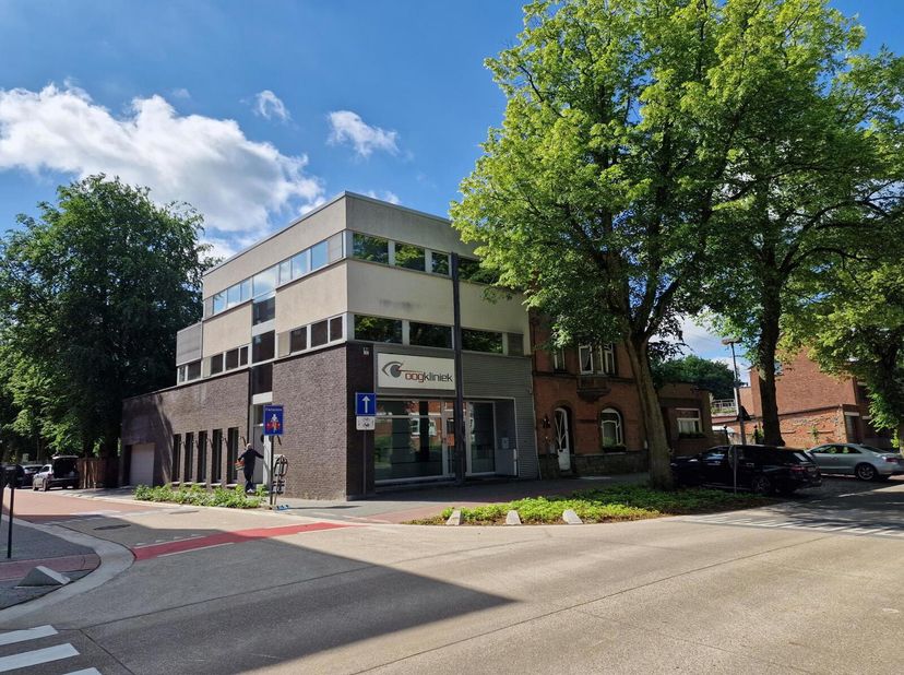 Dit prachtig hoekappartement bevindt zich op de Boulevard te Mol.Op de hoek van de Jakob Smitslaan en de Collegestraat.Op wandelafstand van het winkel