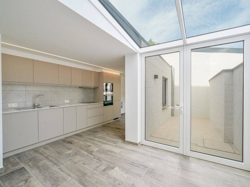 Cette charmante maison mitoyenne au cur de Stene a été entièrement rénovée en 2024-2025 avec un souci du confort et de l&#039;efficacité énergétique (PEB B