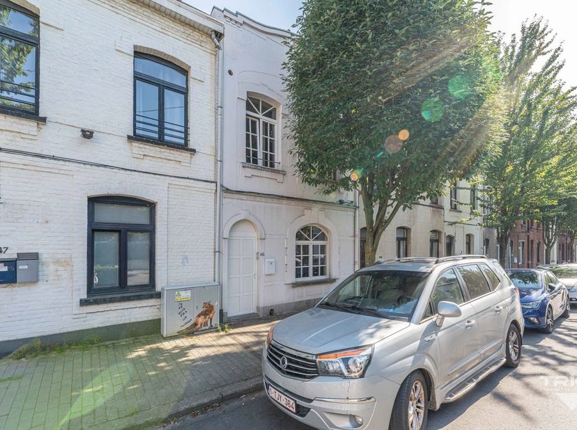 Idéalement située entre l&#039;avenue Coghen et l&#039;avenue Brugmann, au cur d&#039;un quartier résidentiel très recherché et à proximité directe des facilités, ve