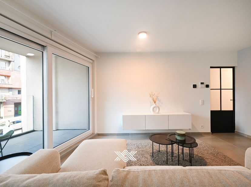 Dit ruim appartement met een bewoonbare oppervlakte van ca. 83 m² is gelegen in de Gentstraat, in het centrum van Deinze. Het werd gebouwd in 2020, wa