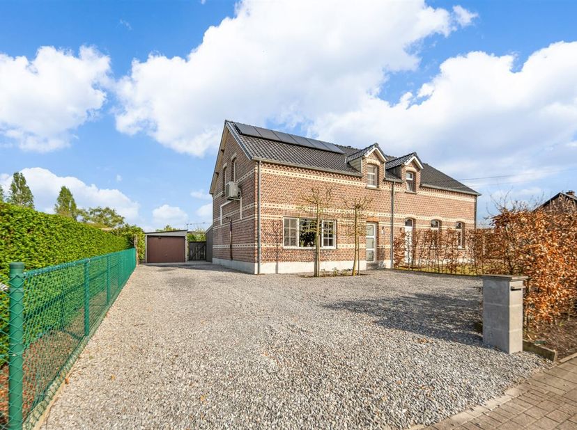 Bij het betreden van de woning komen we binnen in de inkomhal die toegang biedt tot de keuken, de eerste verdieping en de kelder. De volledig uitgerus