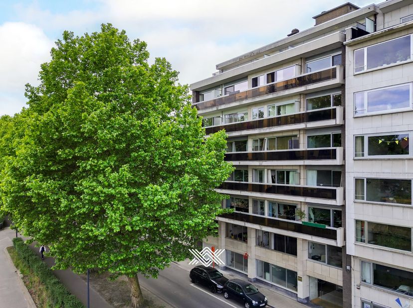 Dit instapklaar appartement is gesitueerd op de derde verdieping van residentie Platanus, gelegen aan de gezellige en bruisende Coupure. Het apparteme
