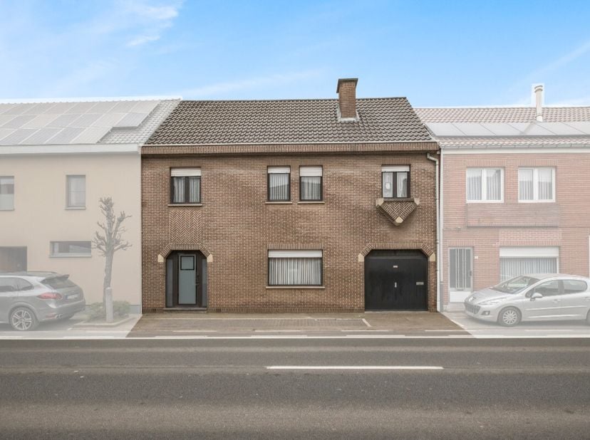 Ruime woning met 4 slaapkamers, garage, en een uitgestrekte tuin van 525 m², inclusief een terras. De woning beschikt tevens over een zolder en kelder