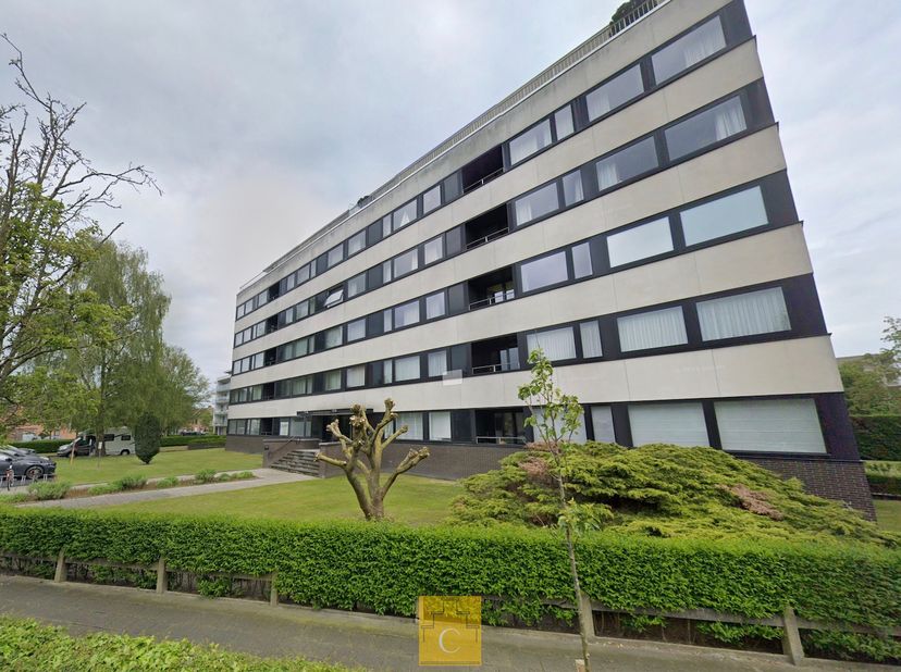 Geniet van een lichtrijk en ruim appartement met een uniek open zicht op de Brugse vesten en torens.Een ideale woonplek in een rustige omgeving met ee