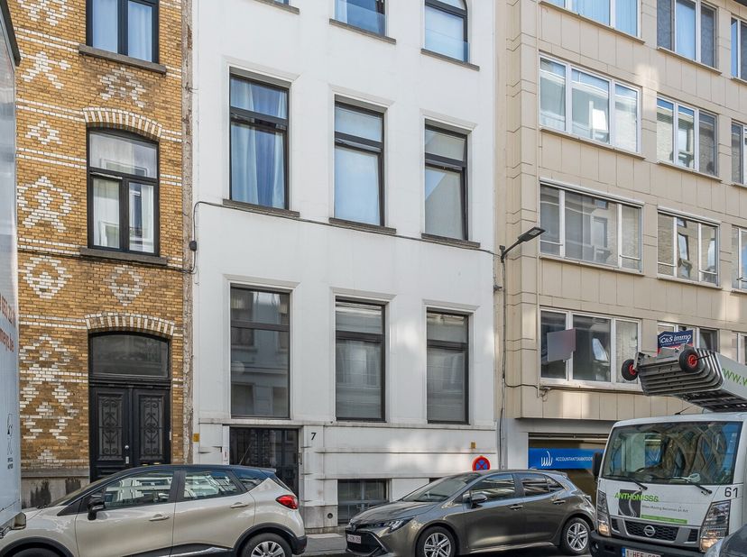 Prachtig appartement op de eerste verdieping in een charmant herenhuis op zeer goede ligging. Indeling: inkomhal met apart toilet, mooie leefruimte op