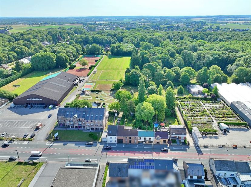Bâtiment à vendre, type fermette, idéal pour projet commercial.&lt;br /&gt;
Cette maison, répartie sur 194 m², dispose dune partie grange permettant laccès