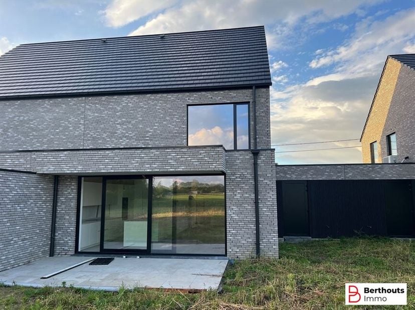 SAISIR !!! NOUVELLE CONSTRUCTION !!  TVA À 6 % !!&lt;br /&gt;
Cette maison magnifiquement située offre un grand séjour ouvert avec une cuisine entièrement é