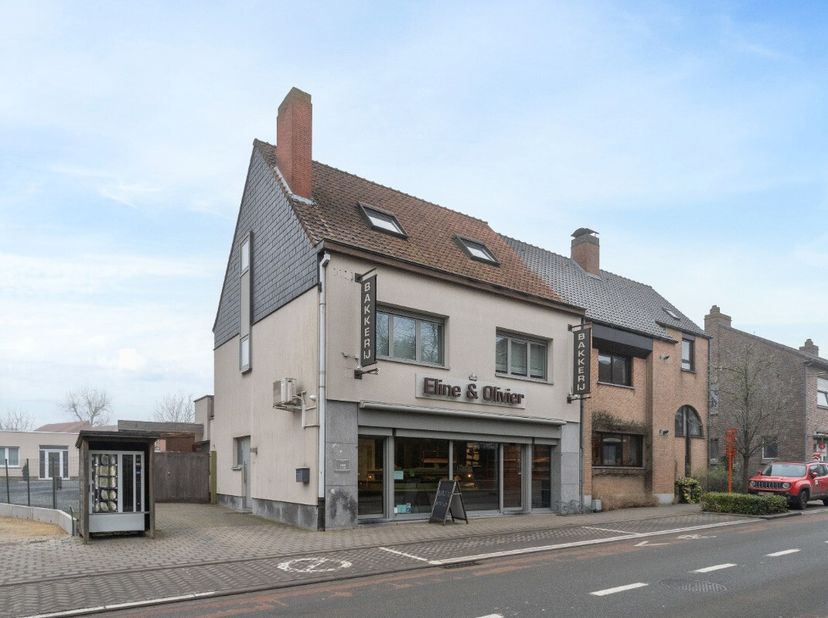 Magnifique commerce avec habitation dans un emplacement de choix à Vichte. Commerce :Après plus de 12 années de succès, cette boulangerie bien connue
