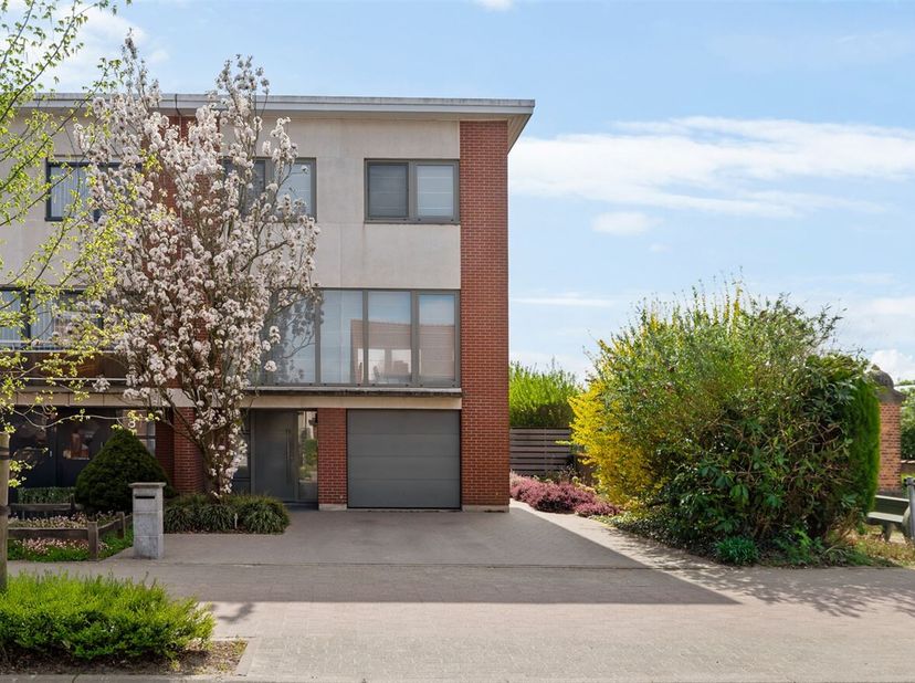Ruime woning (180m²) voorzien van 3 slaapkamers op een perceel van 418m² op toplocatie te Boechout biedt tal van mogelijkheden. &lt;br /&gt;
Ligging: Gelege