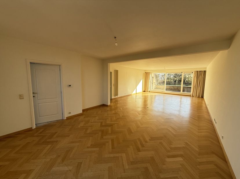 WOLUWE-SAINT-PIERRE, bij Stockel. Lichte PENTHOUSE duplex (3-slaapkamer/2badkamer) van 180m ² met uitzicht op een prachtig prive-park met terras en ga
