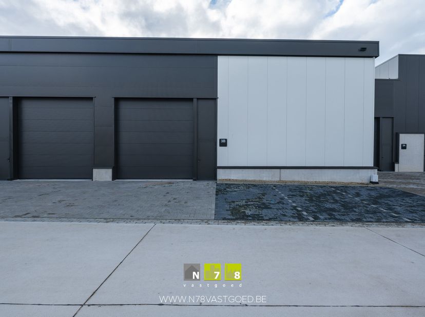 UNIT 08 (BLOK B) VAN 247M² GELEGEN OP HET IQ-PARK TE LANKLAAR.&lt;br /&gt;
KENMERKEN&lt;br /&gt;
- oppervlakte hal: 247m²&lt;br /&gt;
- 1 sectionaalpoort (4.00m breed x