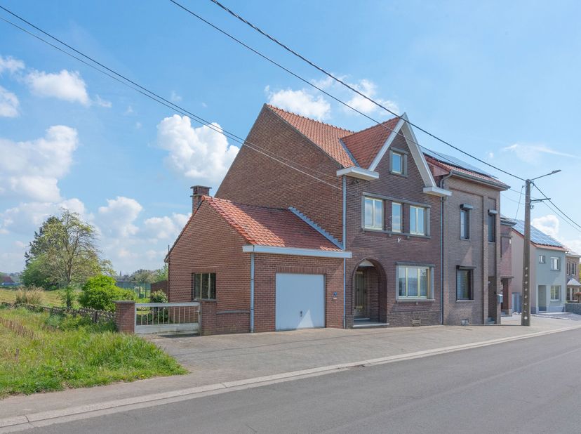 Halfvrijstaande gezinswoning met garage op een royaal perceel van 16a60ca te Zichen-Zussen-Bolder. Deze rustige dorpskern in de gemeente Riemst  biedt