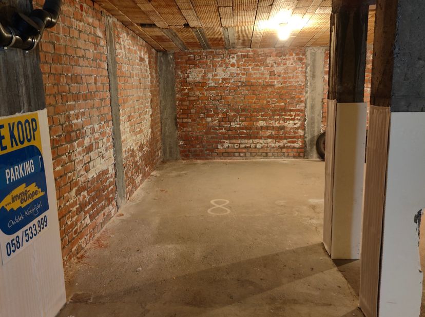 Overdekte parkeerplaats te koop in de kelderverdieping van de residentie Aosta. Deze residentie is gelegen in de Gouden Boomstraat, de inrit bevindt z