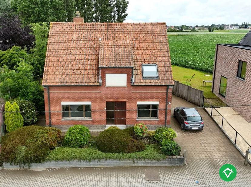 Deze alleenstaande woning is gelegen op een grondoppervlakte van 880 m² en bestaat uit: inkomhal - toilet - living - keuken - veranda - wasplaats - be