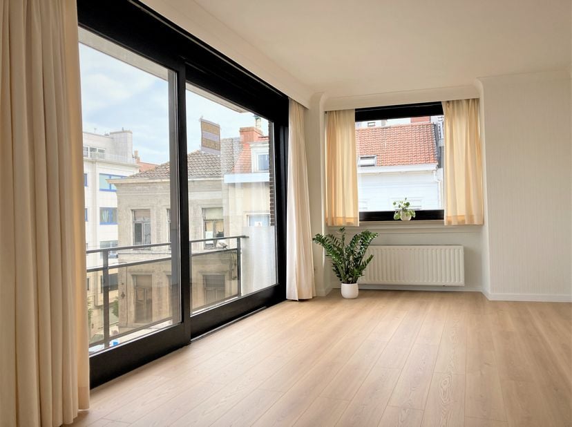 Het appartement bevindt zich op de 3de verdieping in een kleinschalig gebouw, Residentie Casino. U kunt genieten vanuit uw living, balkon of slaapkame