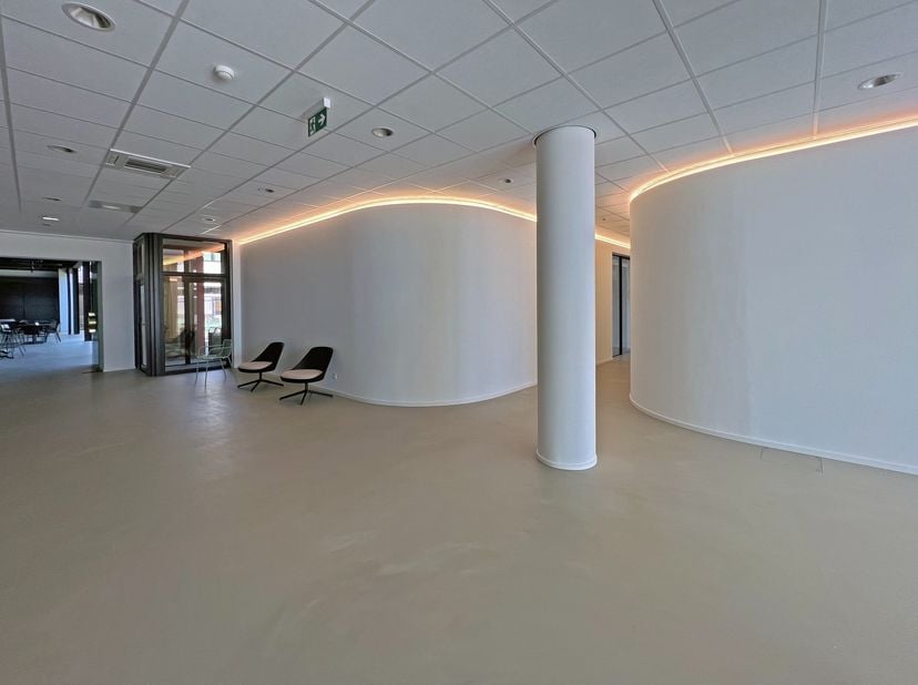In dit hoogstaand kantoorgebouw gelegen langs de E34 en vlakbij de op-en afritten E17 kan men prachtig gerenoveerde kantoorruimtes huren.&lt;br /&gt;
Het ge