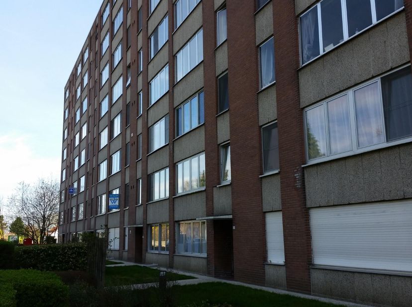 Zeer degelijk tweeslaapkamerappartement met terrasje (4m²) aan de achterzijde. Indeling : inkom met bergkast, apart toilet, badkamer (4m²), berging (4