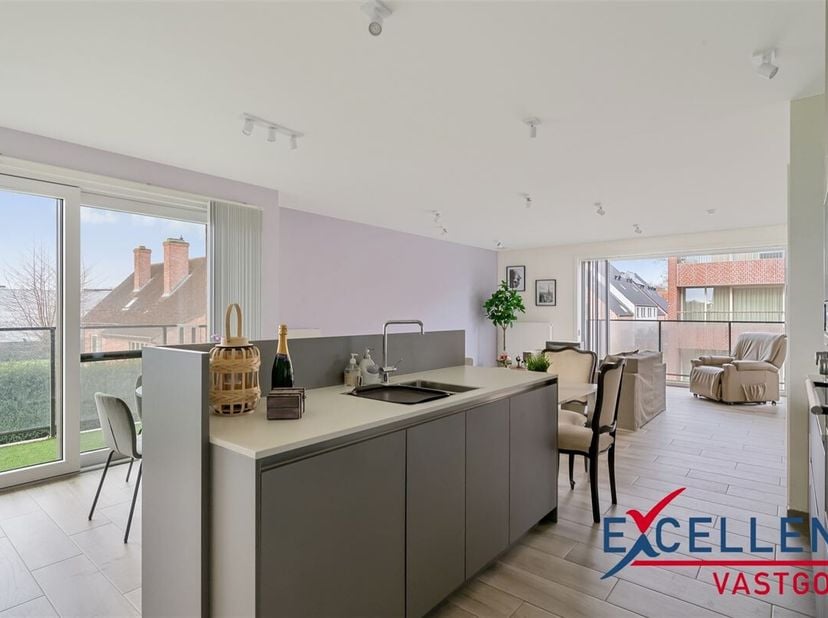 Bent u op zoek naar een comfortabele en groene woonomgeving met alle gemakken van een moderne serviceflat? &lt;br /&gt;
Dan is deze ruime en prachtig afgewe