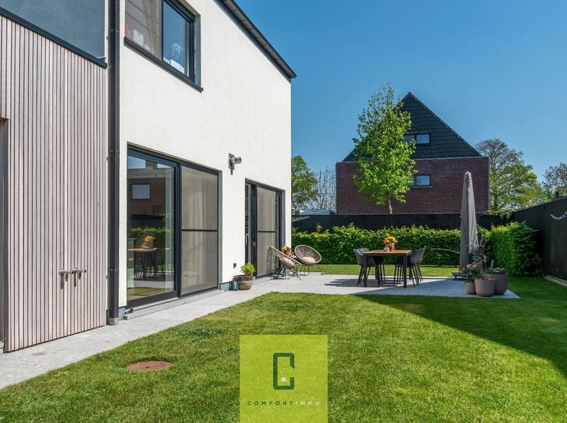 Deze instapklare woning is gelegen in Waardamme, gemeente Oostkamp in een kindvriendelijke wijk dichtbij verbindingswegen.&lt;br /&gt;
De woning is alleenst