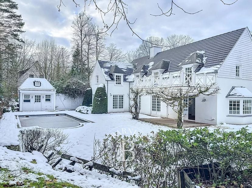 Deze villa in cottage-stijl is ideaal gelegen in de prestigieuze wijk Prins van Oranje en biedt een uitzonderlijke woonomgeving. De villa ligt op kort