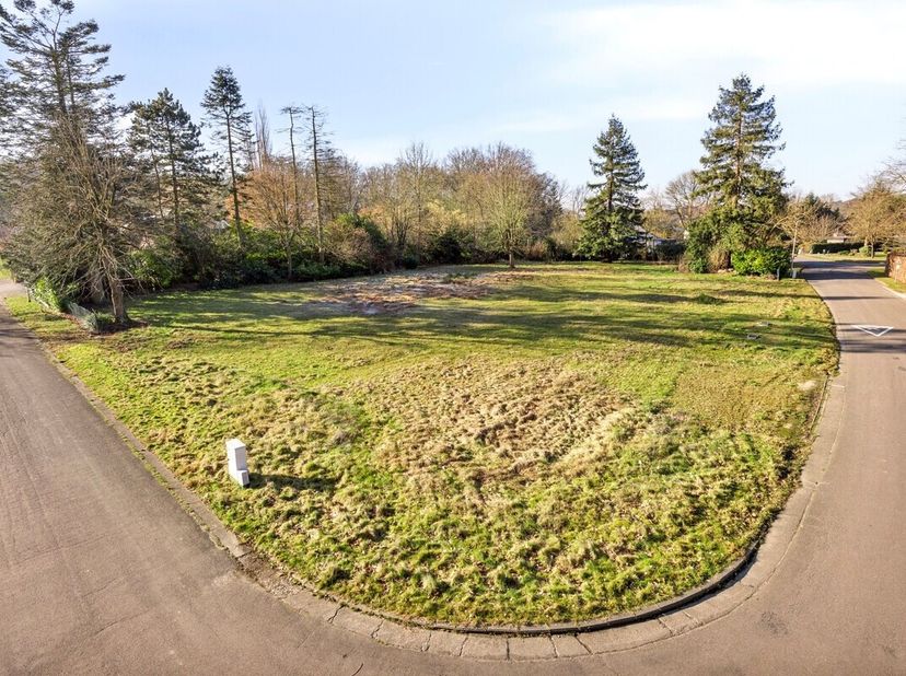 Wij zijn verheugd deze mooie en exclusieve bouwgrond gelegen in het gegeerde Hoog-Linden te koop aan te bieden.&lt;br /&gt;
Deze bouwgrond is uiterst reside